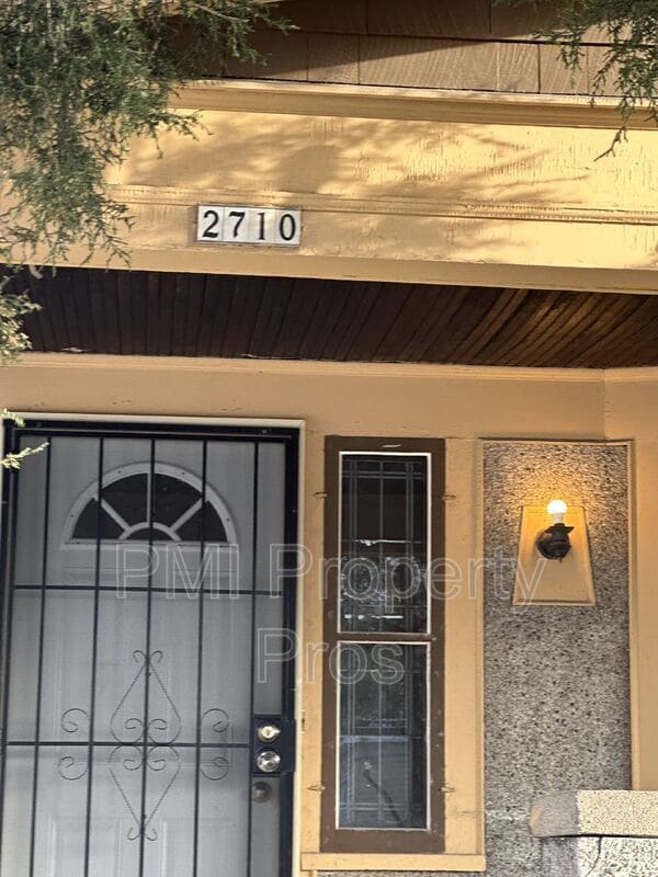 Primary Photo - 2710 W Melvina St