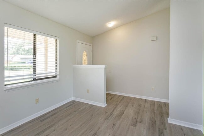 Building Photo - Gorgeous Single Family