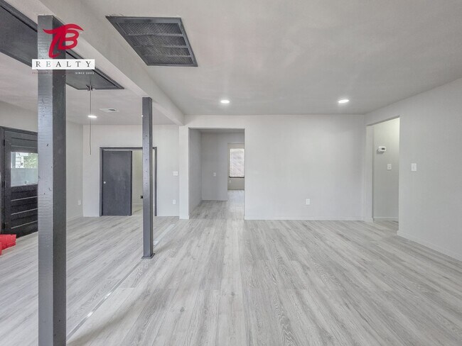Building Photo - Charming and Newly Renovated 4-Bedroom Hom...