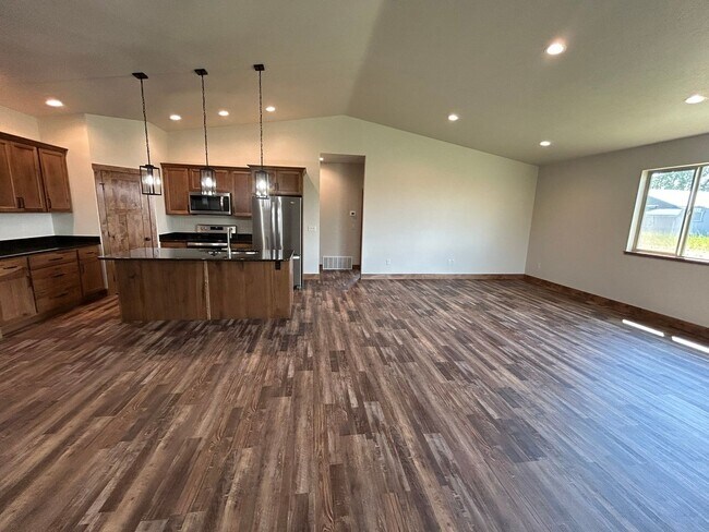 Building Photo - Beautiful Home in Rural Setting