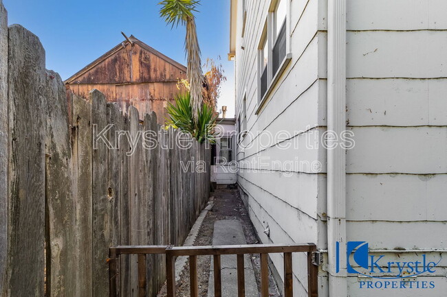 Building Photo - 1324 Wanda St