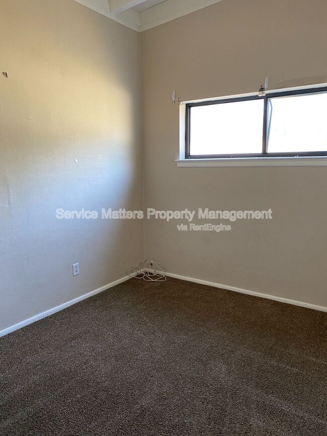 Building Photo - 707 Boxwood Dr