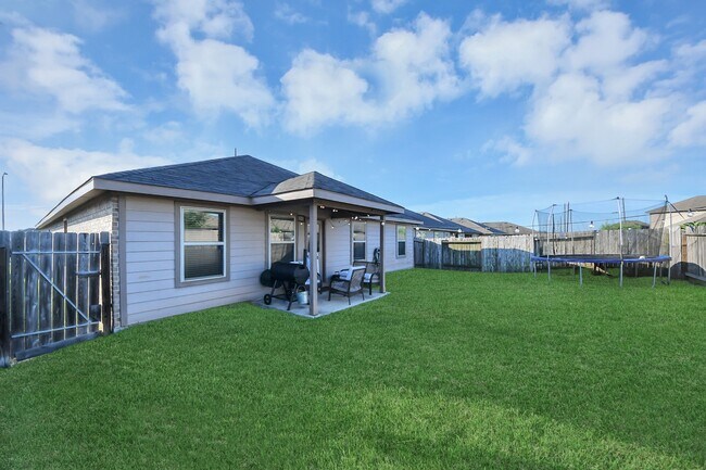 Building Photo - 3030 Dripping Springs Ct