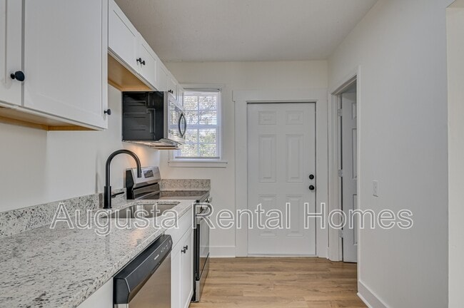 Building Photo - 2019 Roosevelt Dr