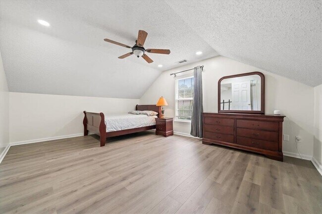 Building Photo - 8429 King William St