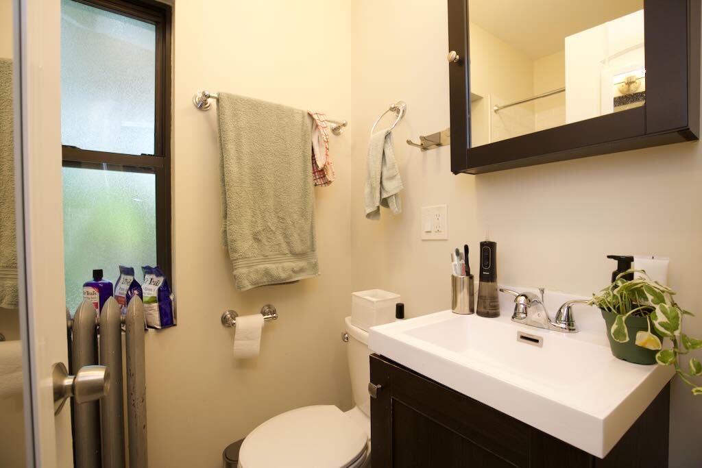 Building Photo - 1048 W Lill Ave