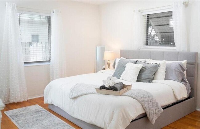 Building Photo - 1128 N 16th Ave