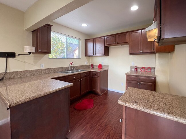 Building Photo - **5886 Lemon Ave Long Beach** 2 Bedroom 1 ...