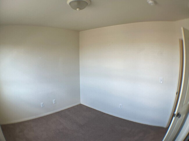Building Photo - AVAILABLE NOW! Spacious 3-bedroom Townhous...