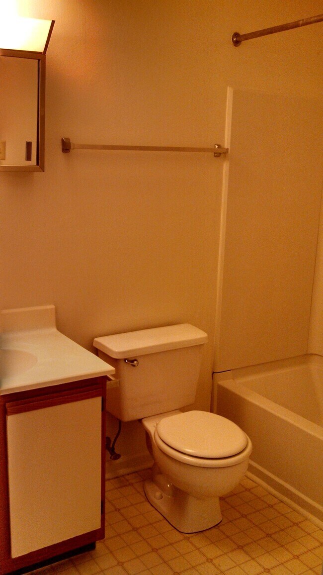 Building Photo - Spacious 1 Bedroom Loft
