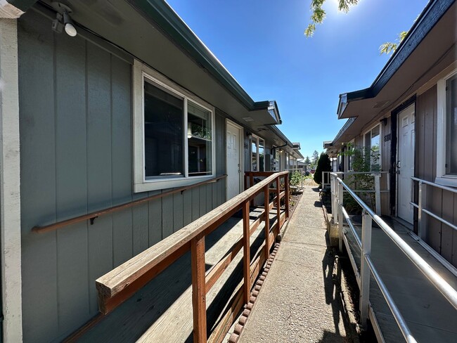 Building Photo - L994