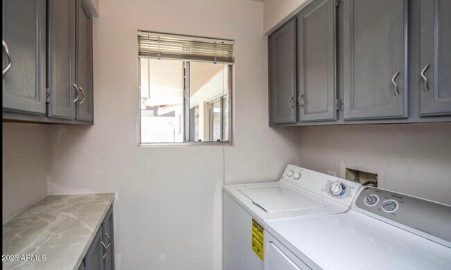 Building Photo - 1235 W 12th Pl