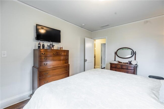 Building Photo - 360 8th St NE