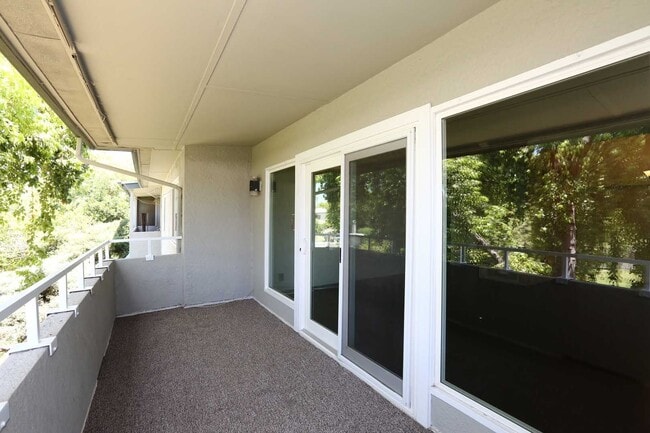 Building Photo - Wonderful, 2nd floor Condo Centrally Located in Phoenix.  Available November 1st!!!  Resort like ...