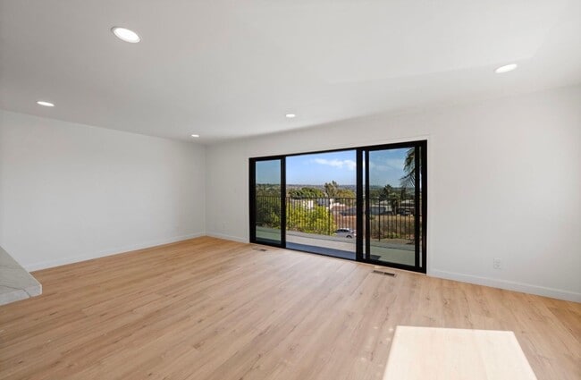 Building Photo - 3 Bed 2 Bath Townhouse For Rent in Pacific...