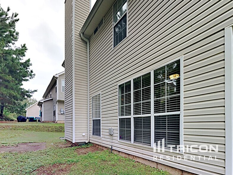 Building Photo - 404 Gresham Dr