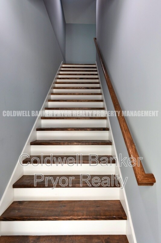 Building Photo - 360 Main St