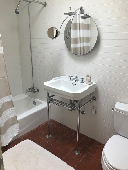 Building Photo - 723 Arenas St