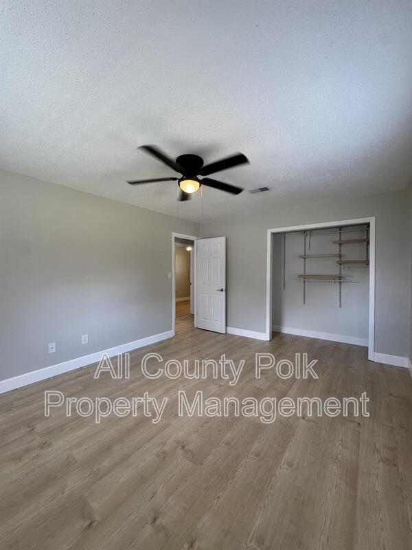 Building Photo - 2255 E Helen Cir