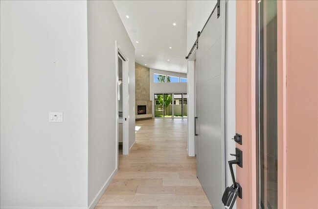 Building Photo - Modern Luxury Meets Everyday Comfort in Me...