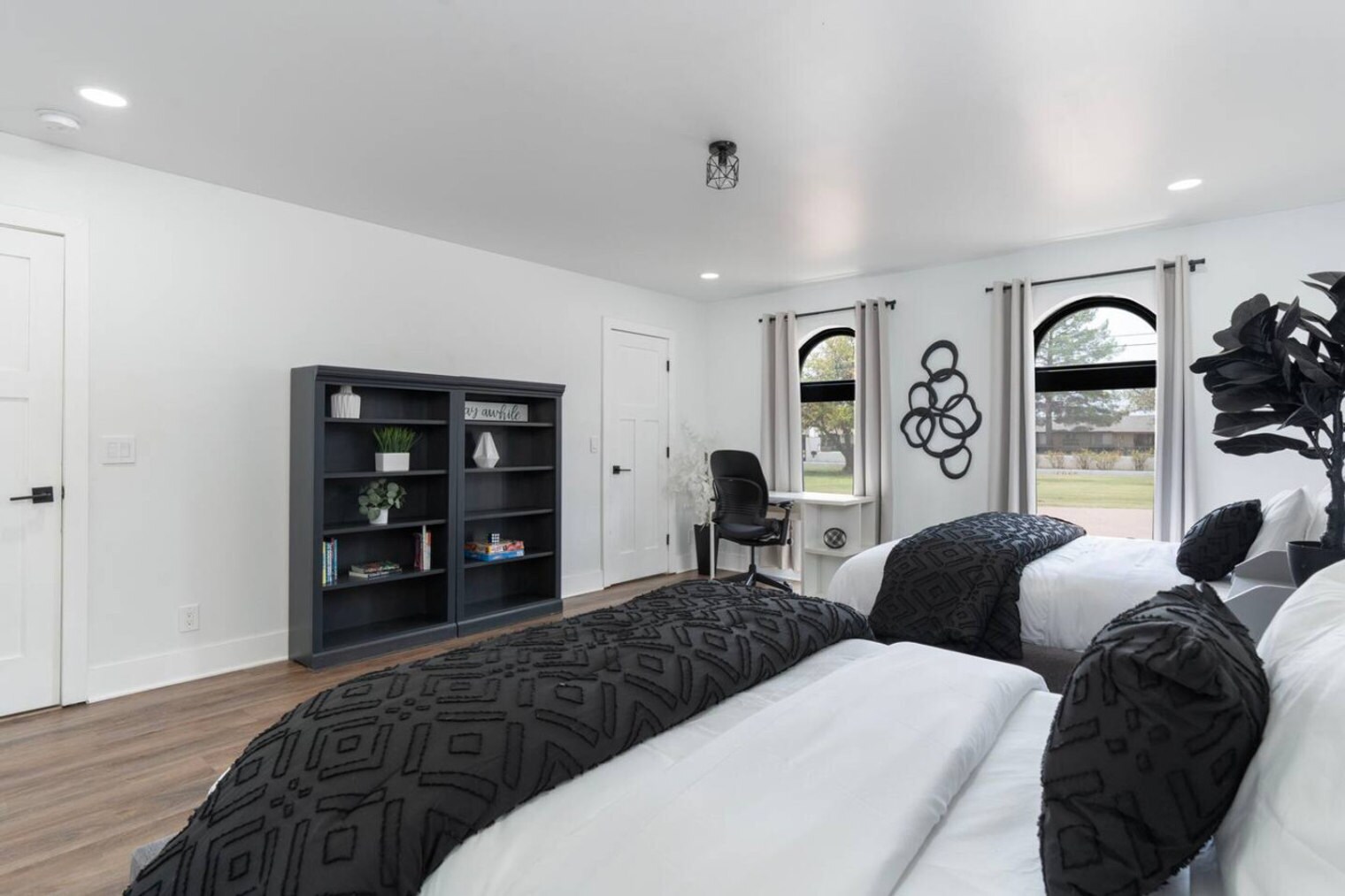 Building Photo - 1010 E Sorenson Cir