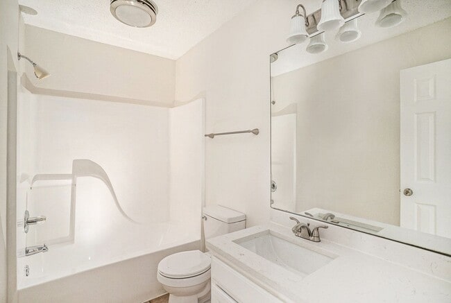 Building Photo - This charming 3-bedroom, 2-bathroom single...