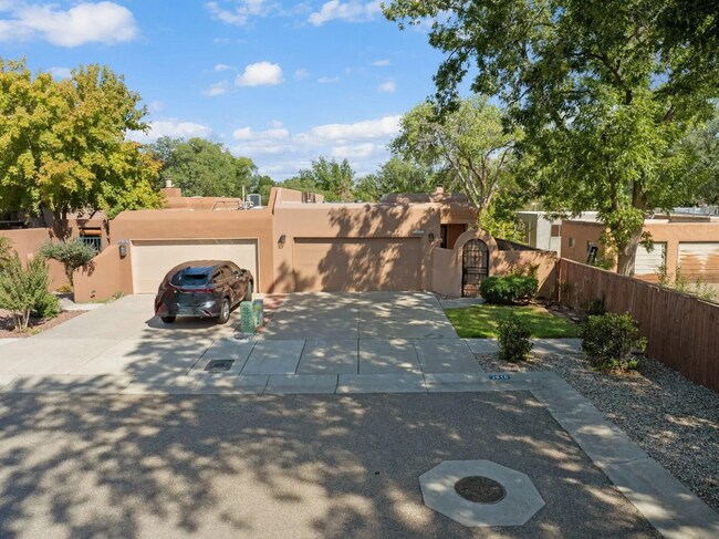 Building Photo - Adorable Townhome, 2 Master Bedroom Suites to Patio Living