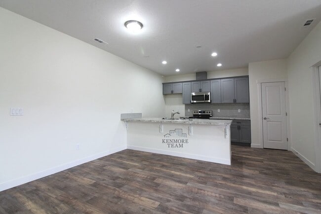 Building Photo - 3 Bedroom, 2.5 Bath + Flex Room Townhome in Kennewick