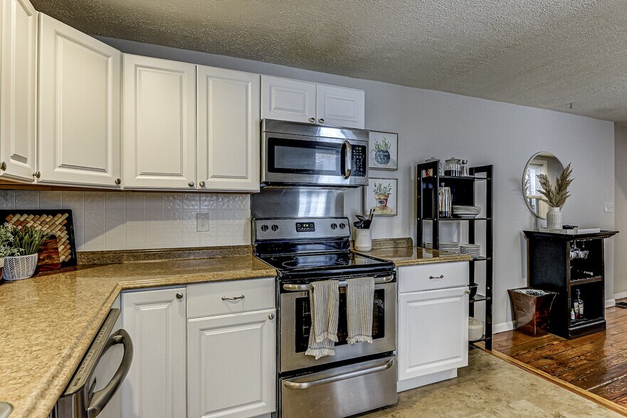 Building Photo - 1736 Light St