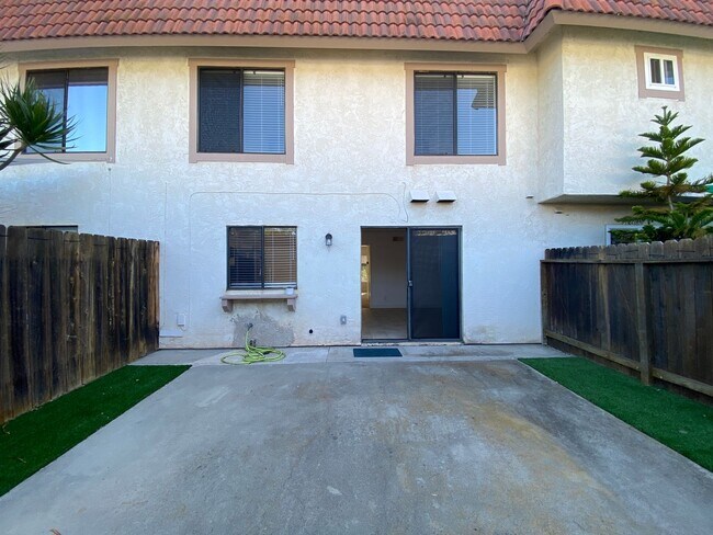 Building Photo - Stunning Townhome in Tanglewood Community