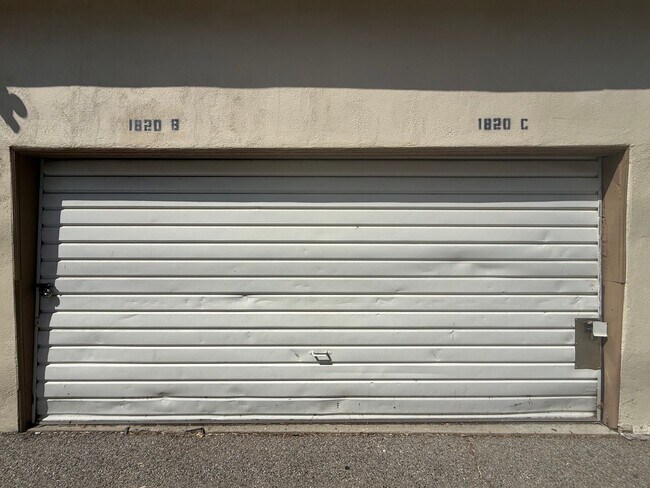 Building Photo - 1820 N Hollywood Way