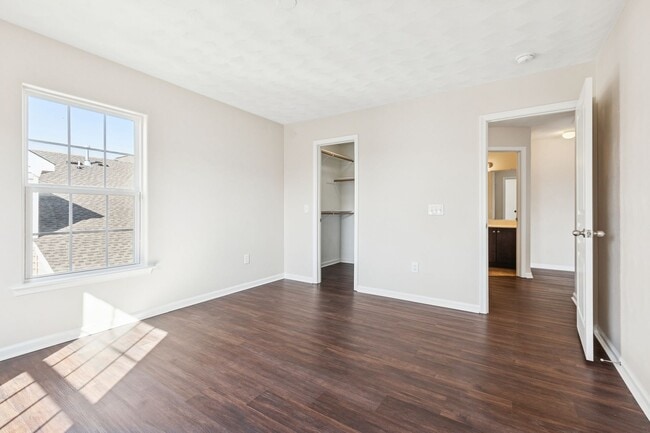 Building Photo - Suffolk Condo- Ready for move in