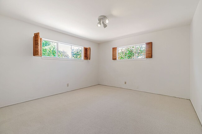 Building Photo - Classic Ranch Style Home in Top School Dis...