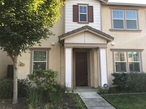 Building Photo - Beautiful East Davis home available Septem...