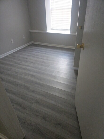 Building Photo - Room in Apartment on Arlyn Cir