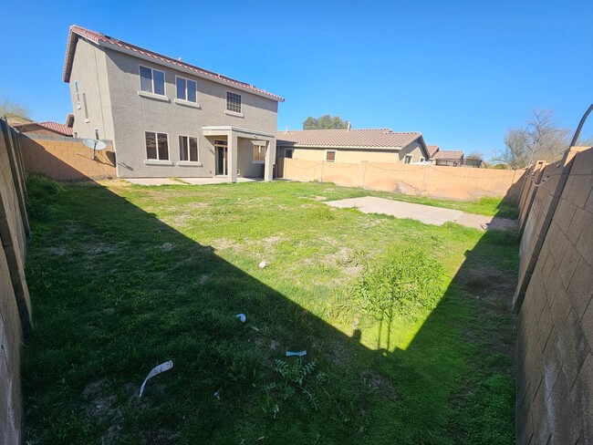 Building Photo - Modern & Spacious 4-Bed Home in the Heart ...