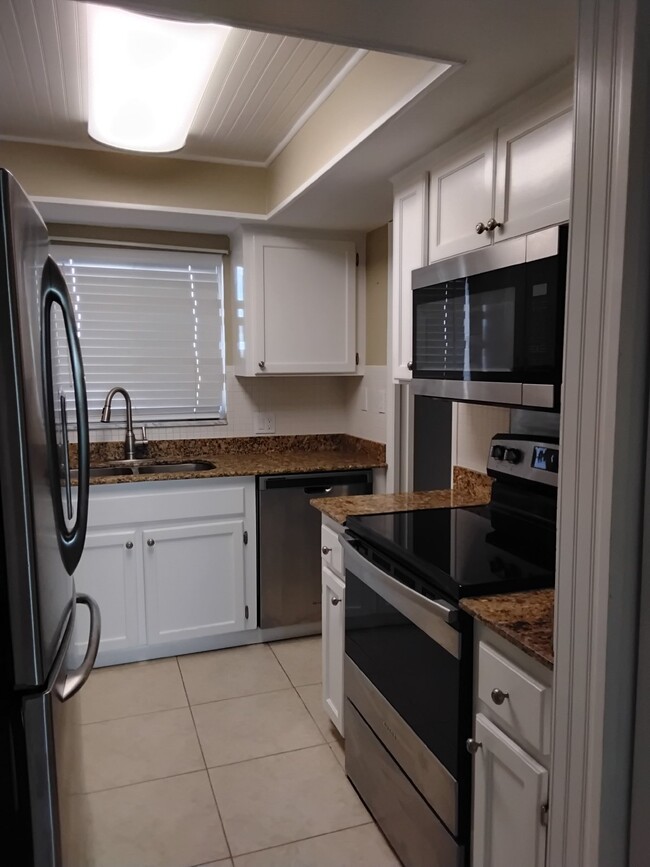 Building Photo - "Spacious 2-Bed, 2-Bath Condo in Prime Sem...