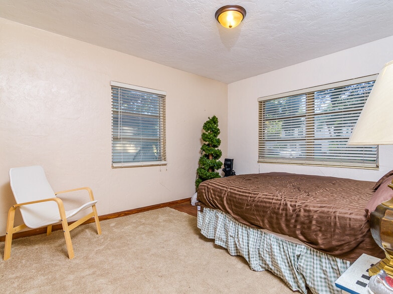 Building Photo - 3136 W EUCLID AVE N