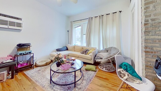 Building Photo - Raised First Floor East Lakeview One Bedroom