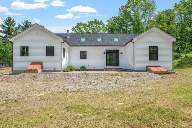 Building Photo - 461 Chestnut Hill Rd