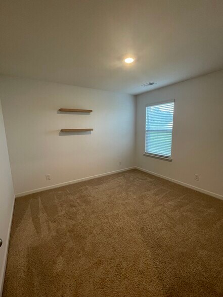 Building Photo - 52 Thread Ln