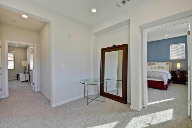 Building Photo - Spacious 4 bedrooms 4.5 bath town home for...