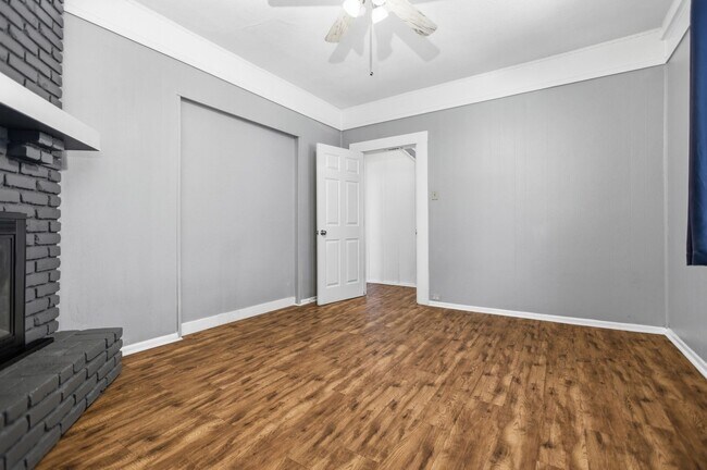 Building Photo - Kam316