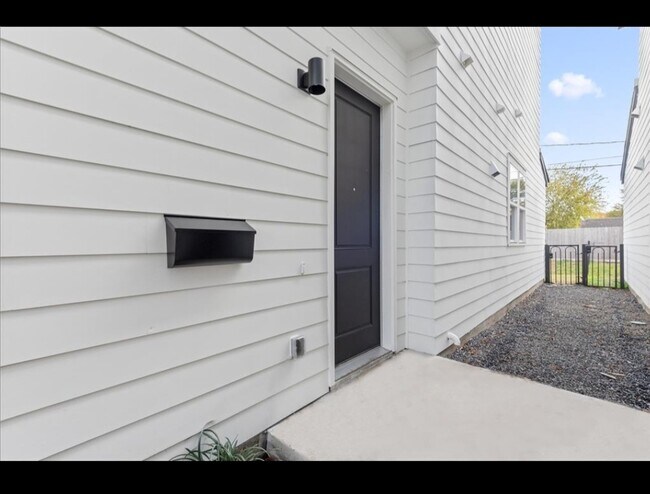 Building Photo - 3245 Real St