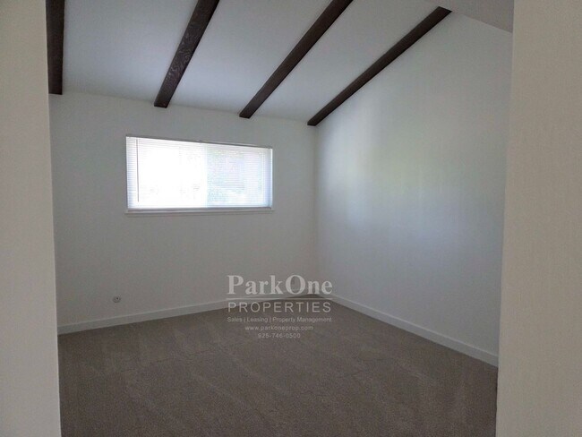 Building Photo - Spacious and Updated Heather Farms Townhome for Lease