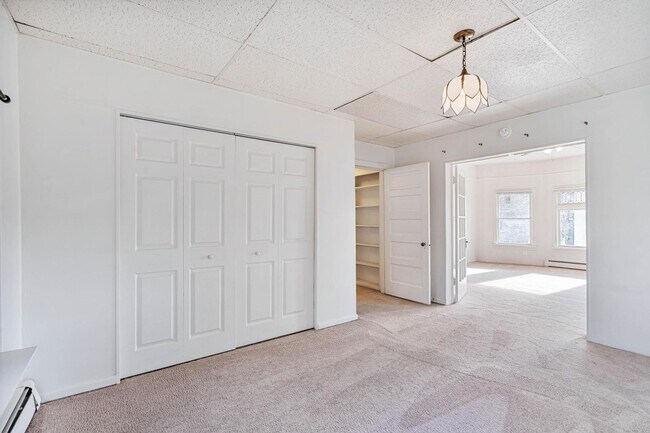 Building Photo - Charming 1-bdrm/1-bath in 1900s Victorian triplex—Prime location, shared laundry & yard