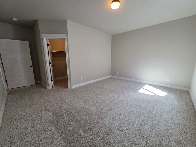 Building Photo - Spacious 5 Bed, 3 Bath Home in Desirable M...