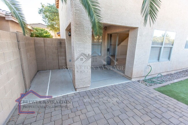 Building Photo - 2102 E Spruce Dr