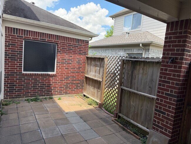 Building Photo - 2211 Cambridge Dale Ct