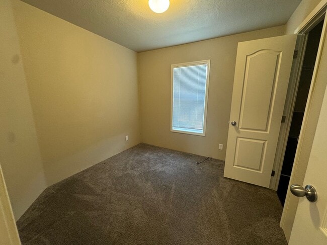Building Photo - 3 Bedroom in Myrtle Creek